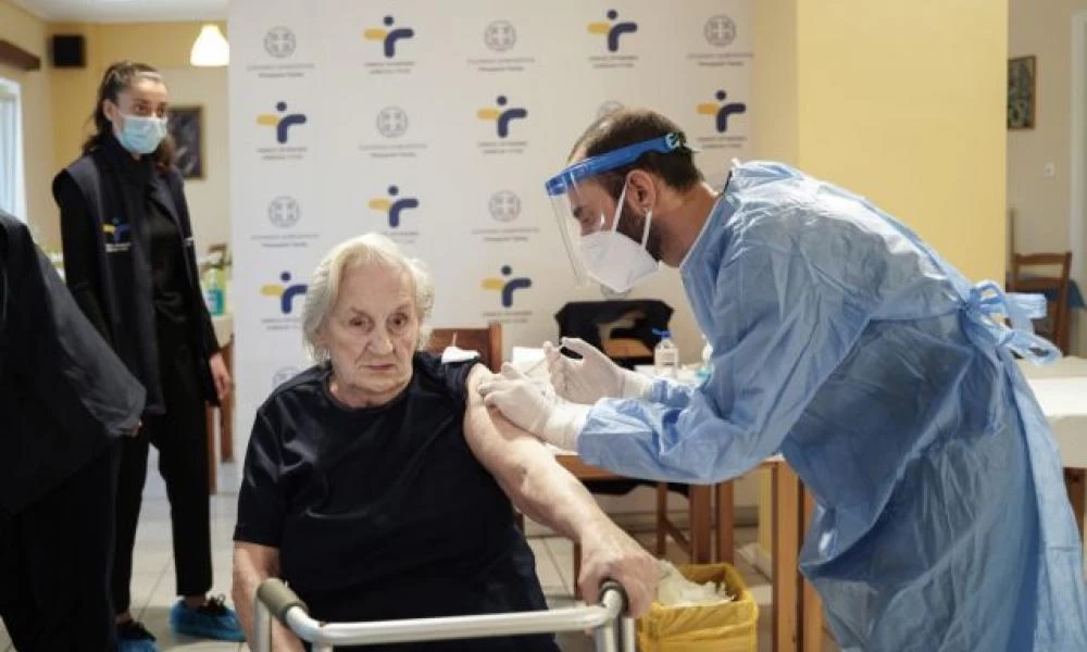 Ξεκίνησαν οι εμβολιασμοί στα γηροκομεία από τις κινητές μονάδες του ΕΟΔΥ